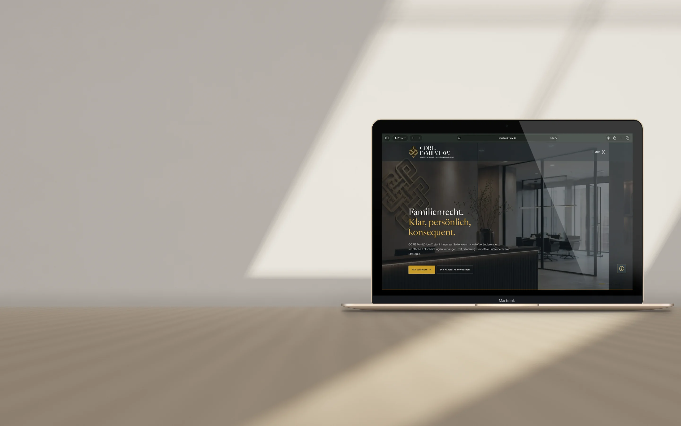 MacBook auf einem Eichentisch im Tageslicht mit der Website der Familienrechtskanzlei Core Family Law: „Familienrecht. Klar, persönlich, konsequent.“