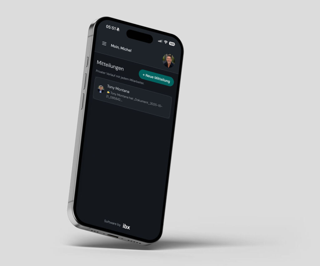 Smartphone mit der Wieland PMS App zur internen Mitarbeiterkommunikation und Dokumentenverwaltung.