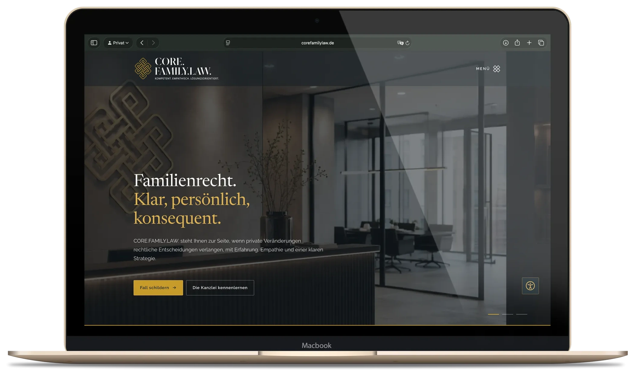 MacBook mit der Startseite von Core Family Law: Familienrecht. Klar, persönlich, konsequent.