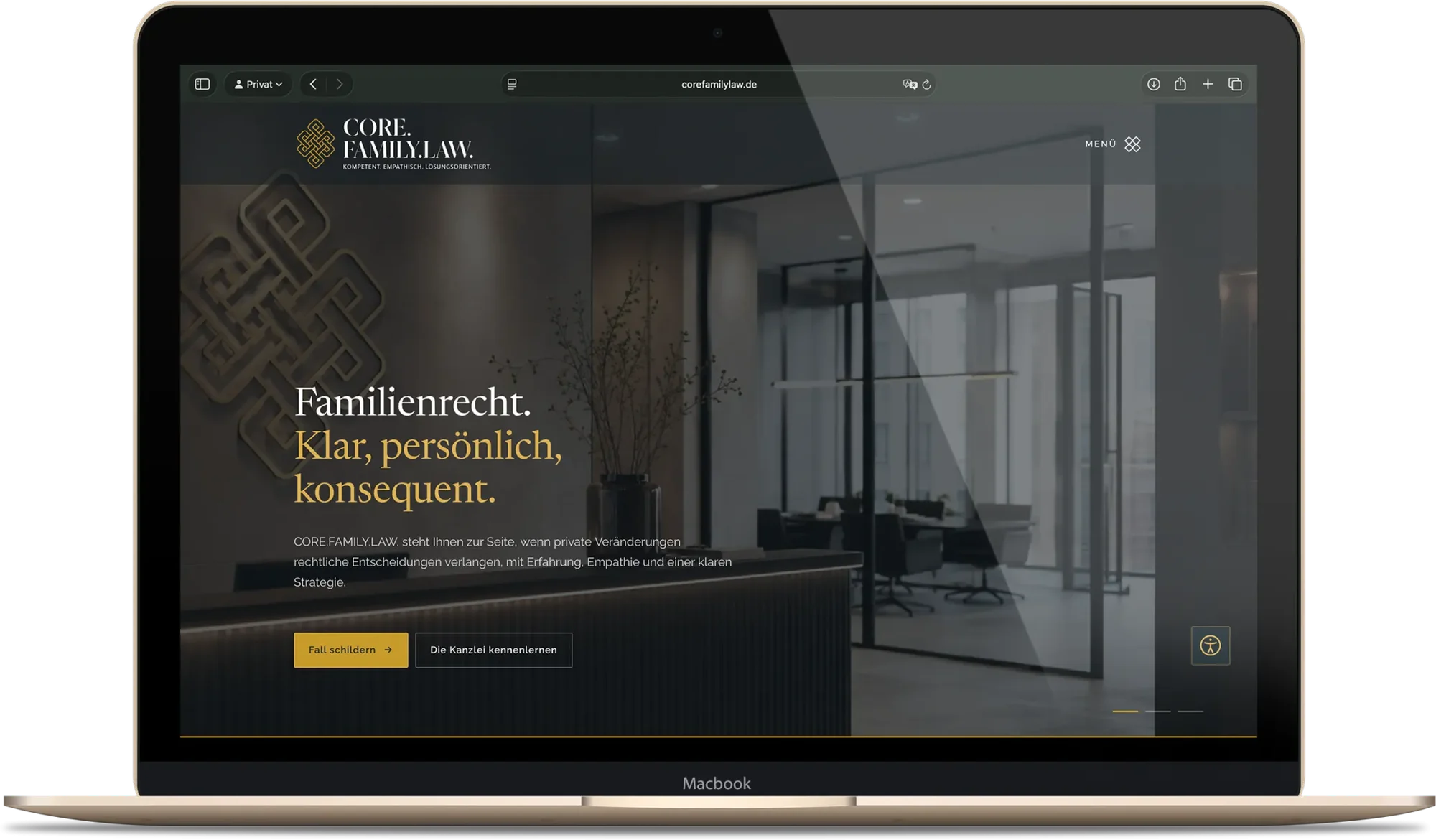 MacBook mit der Website der Kanzlei Core Family Law.