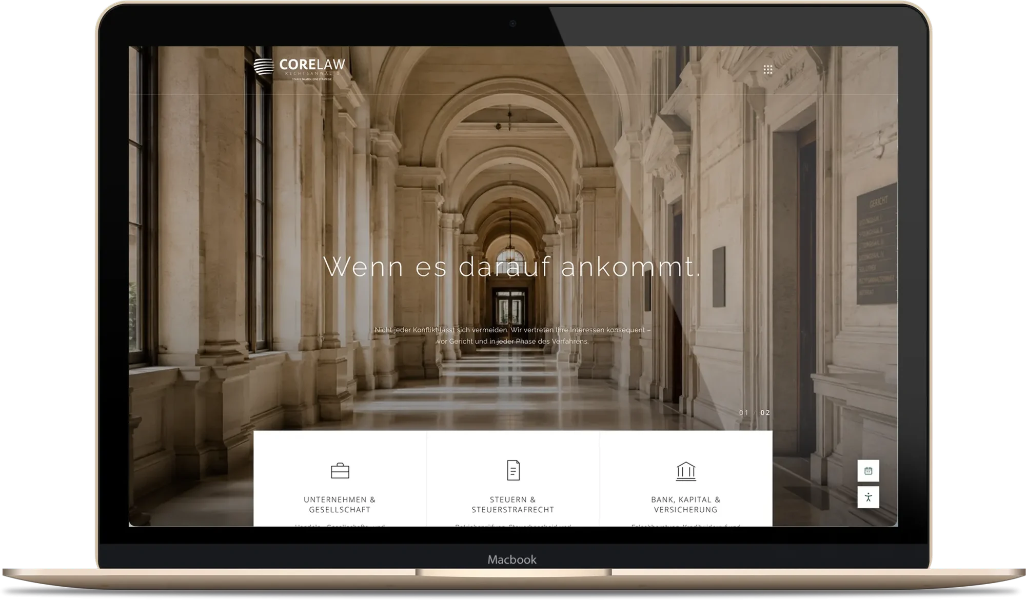 MacBook mit der Startseite der Wirtschaftskanzlei corelaw.