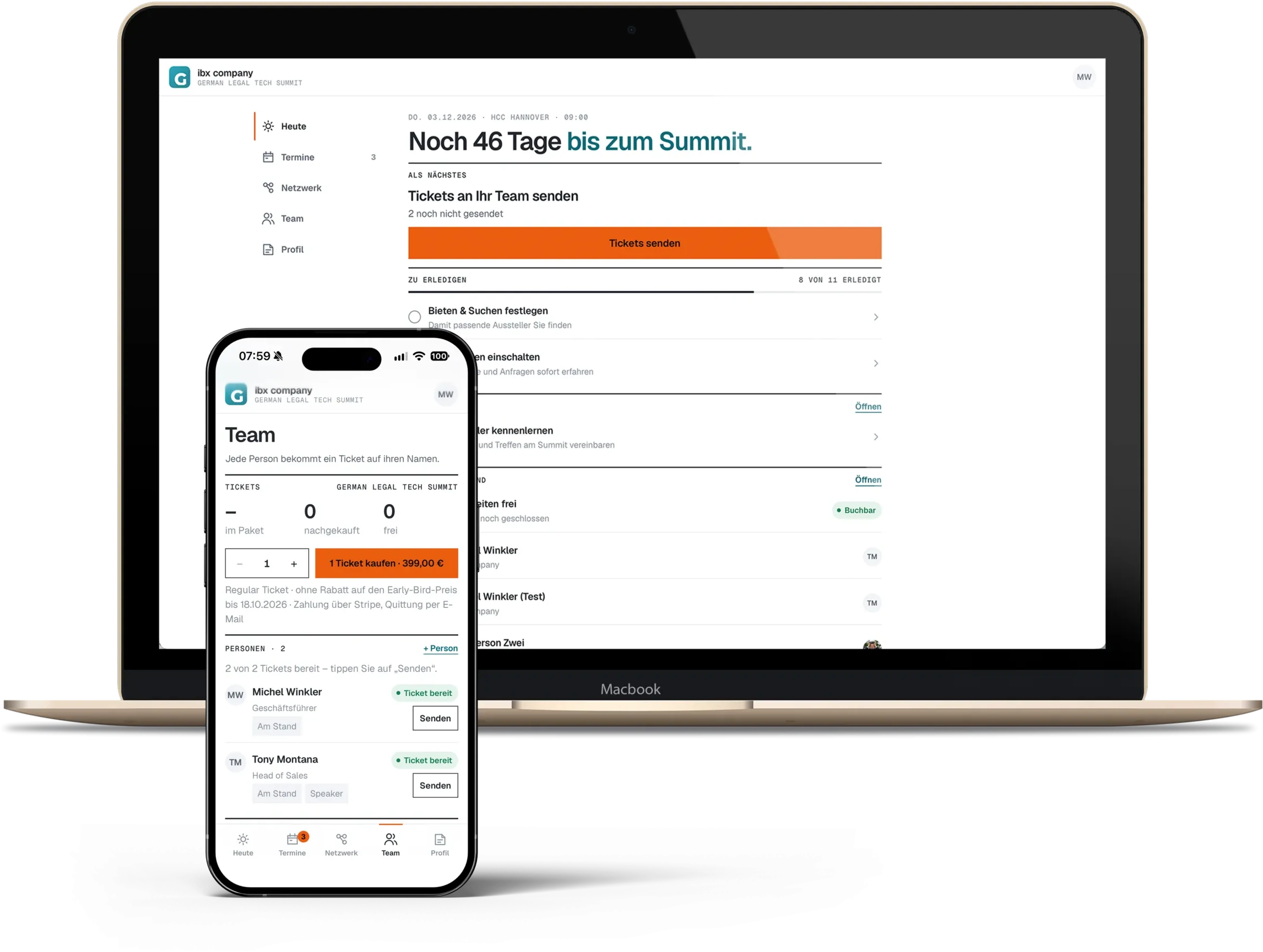 MacBook und iPhone mit der Aussteller Web App des German Legal Tech Summit: auf dem MacBook die Startseite mit Countdown und offenen Aufgaben, auf dem iPhone das Team mit Tickets. Demo mit erfundenen Daten.