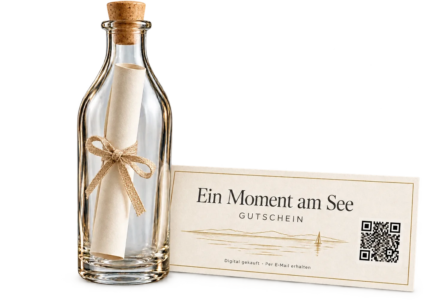 Symbolbild: eine Flaschenpost mit Schriftrolle neben einer Gutscheinkarte „Ein Moment am See“ mit QR Code.