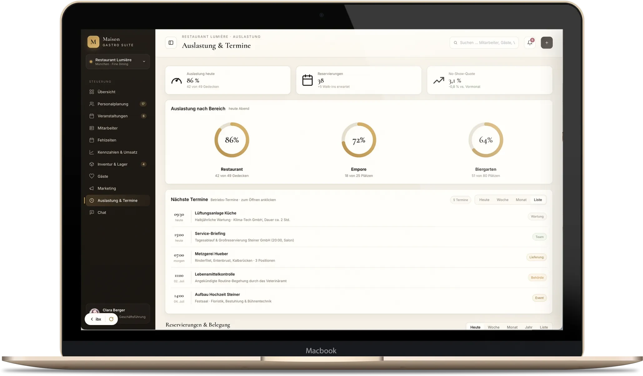 MacBook mit der Gastronomie-Demo von ibx: Auslastung heute nach Restaurant, Empore und Biergarten, darunter die nächsten Termine. Demo mit erfundenen Daten.