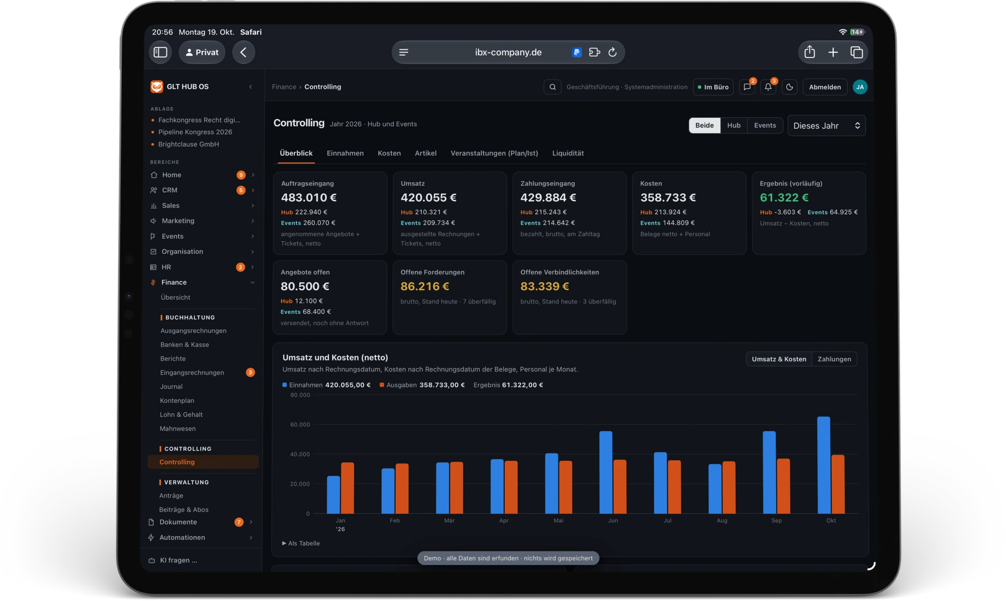 iPad mit dem Controlling im Hub OS: Umsatz, Kosten, Ergebnis und offene Posten je Bereich, dazu Umsatz und Kosten je Monat.