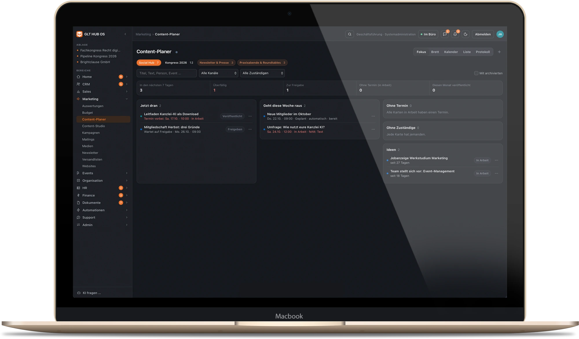 MacBook mit dem Content-Planer im Hub OS: Beiträge, Newsletter und Termine je Kanal mit Freigabe.