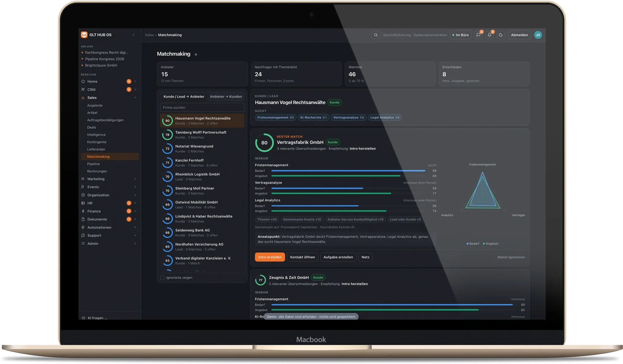 MacBook mit dem Matchmaking im Hub OS: Für eine Kanzlei schlägt das System passende Anbieter mit Punktwert vor.