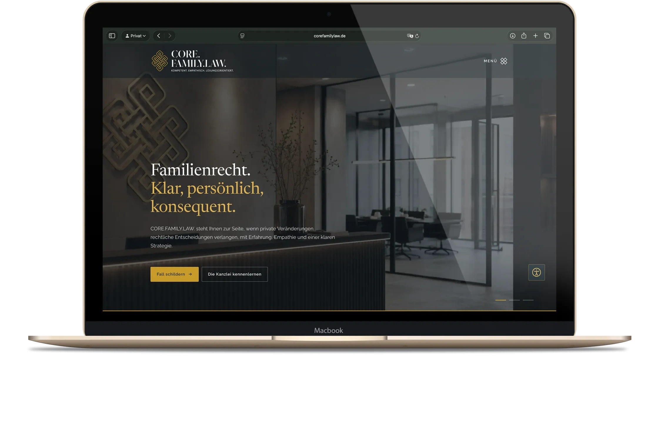 MacBook mit der Startseite von Core Family Law: Familienrecht. Klar, persönlich, konsequent.