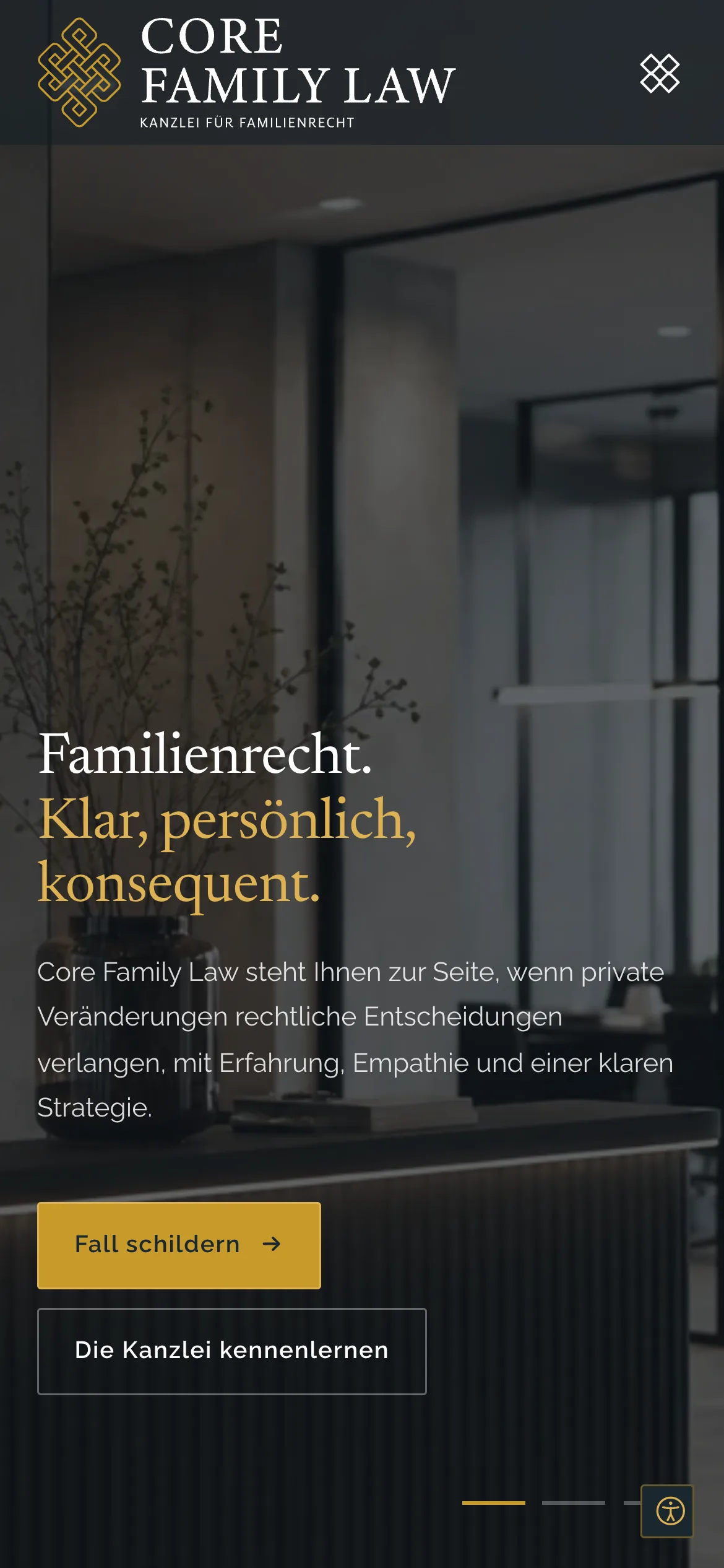 Core Family Law home page on a smartphone: logo, headline "Familienrecht. Klar, persönlich, konsequent.", introduction and two buttons stacked vertically.